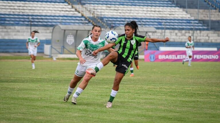Jogadoras de América-MG e Palmeiras protestam contra suposto assédio de árbitro em partida do Brasileiro Feminino