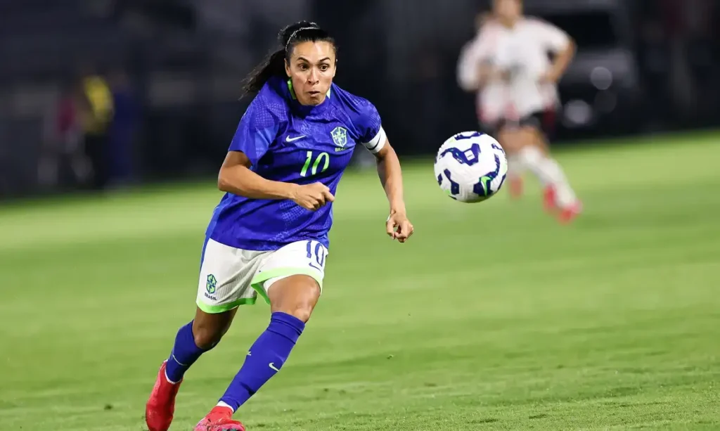 A Copa do Mundo Feminina 2027 será realizada no Brasil pela primeira vez. Seleção busca título inédito, enquanto o país prepara um legado histórico para o futebol feminino.