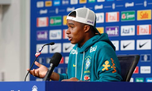 Endrick afirmou que Carlo Ancelotti tem sido fundamental em sua evolução na Seleção Brasileira, destacou o aprendizado com Neymar e outros líderes do elenco e comentou a amizade com Rayan durante a Copa do Mundo de 2026.